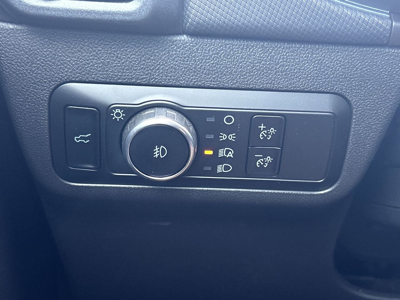 Vehicle image 33 of 42