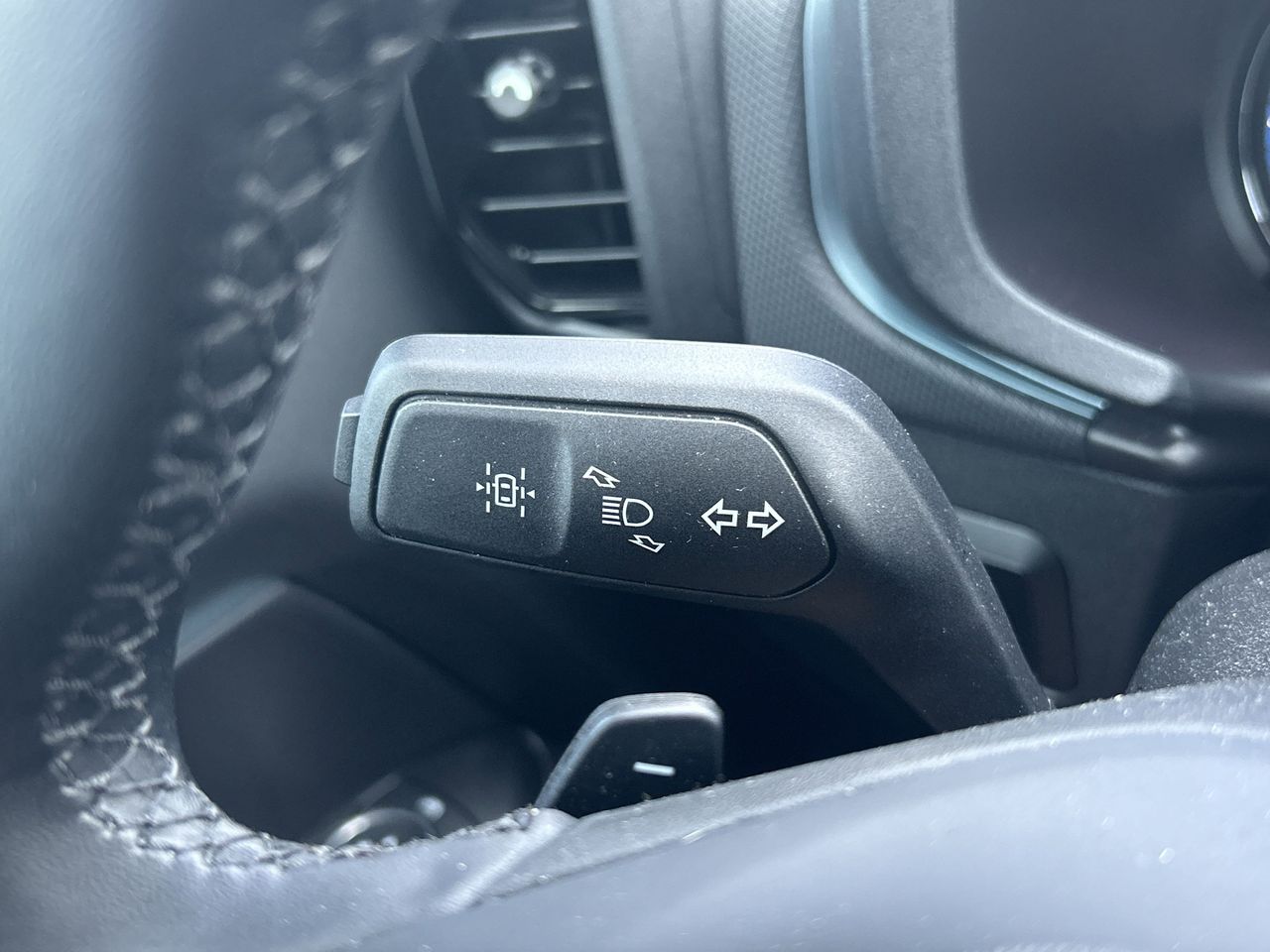 Vehicle image 32 of 42