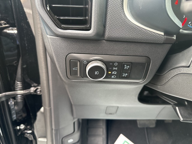Vehicle image 32 of 48