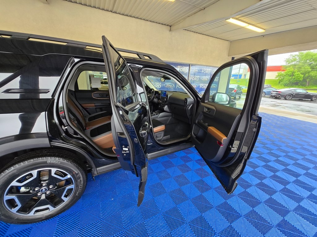 Vehicle image 31 of 33