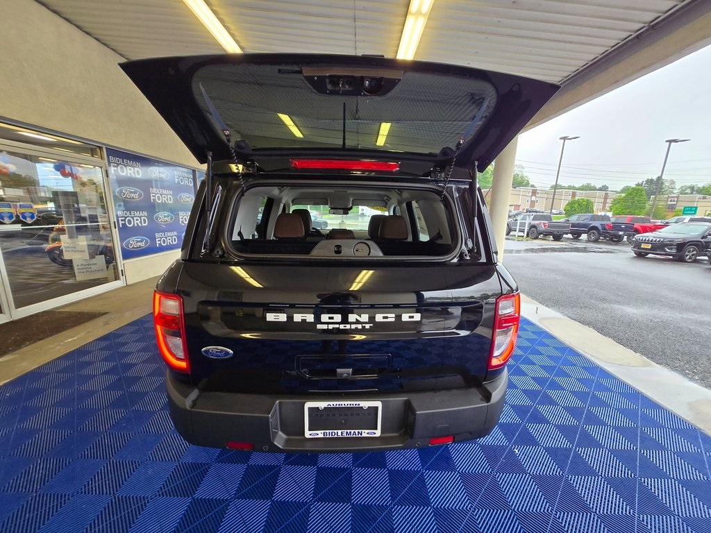 Vehicle image 23 of 33