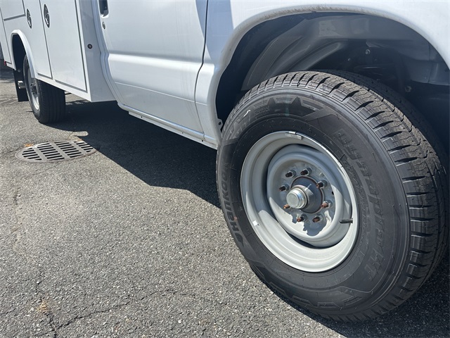 2024 Ford E-Series Base Image 12 of 49