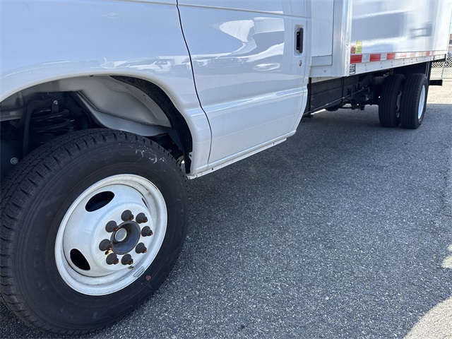 2024 Ford E-Series Base Image 26 of 63
