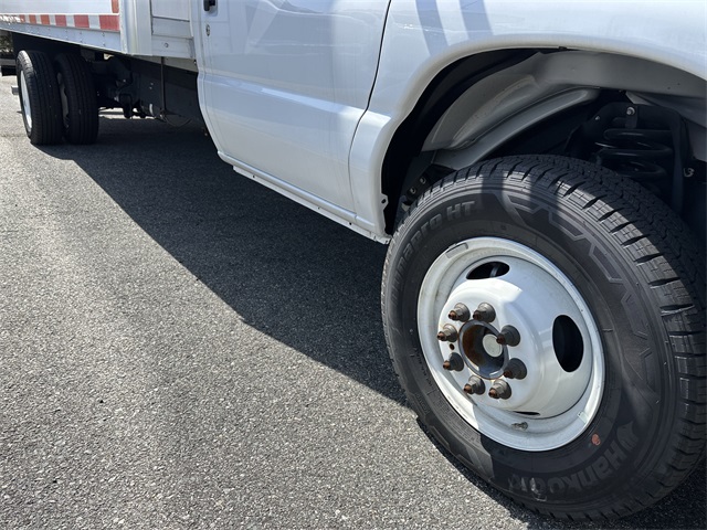 2024 Ford E-Series Base Image 11 of 41