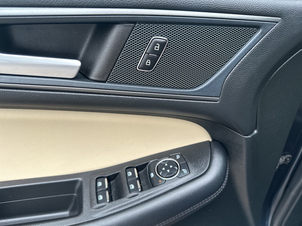 Vehicle image 23 of 30