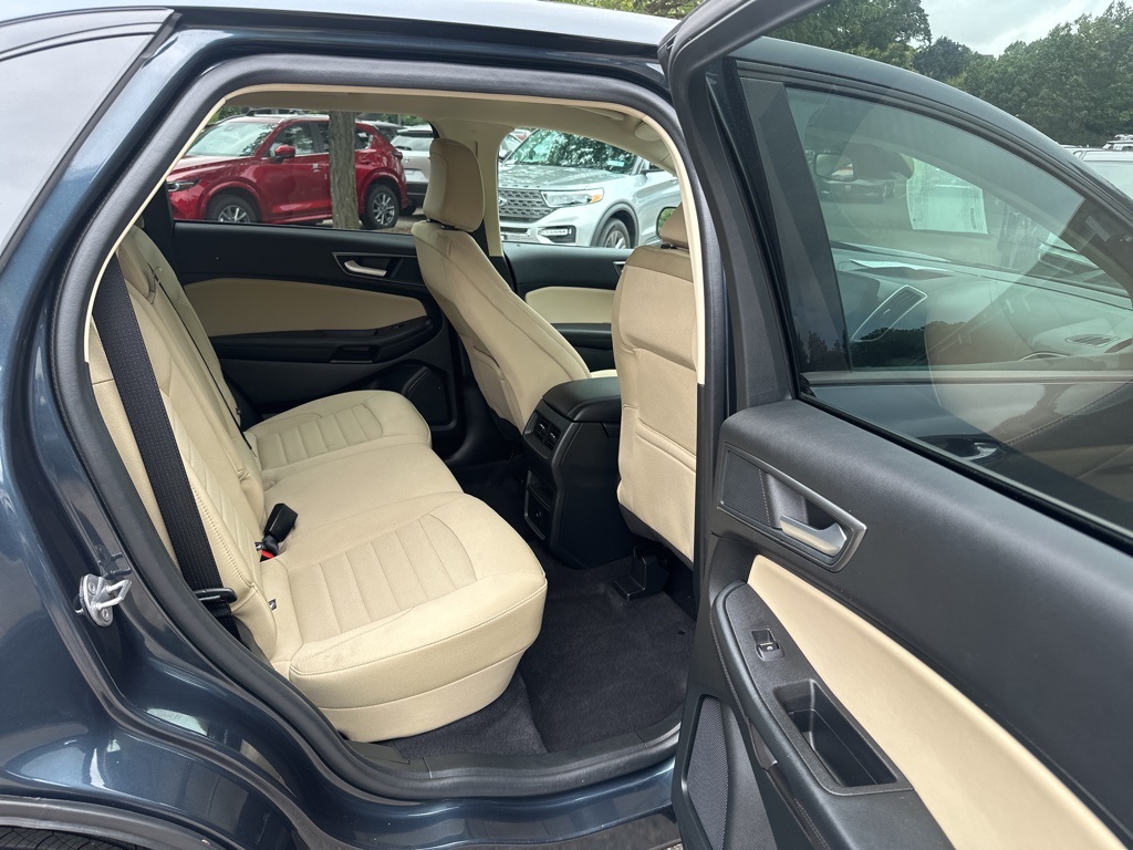 Vehicle image 21 of 30