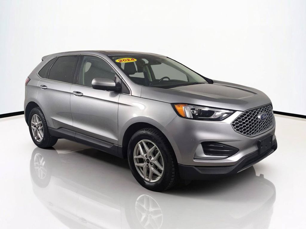 2024 Ford Edge SEL Image 3 of 38