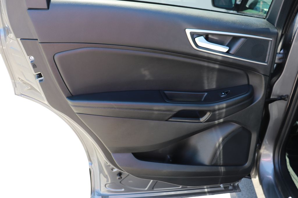 Vehicle image 17 of 24