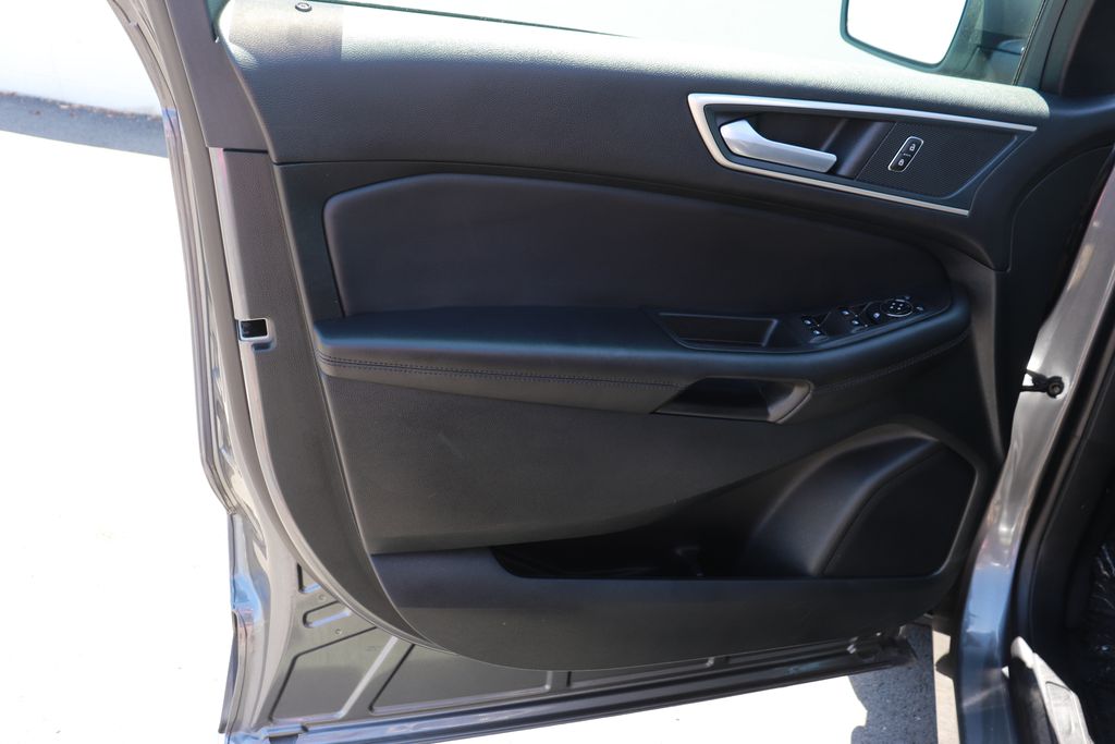 Vehicle image 18 of 24