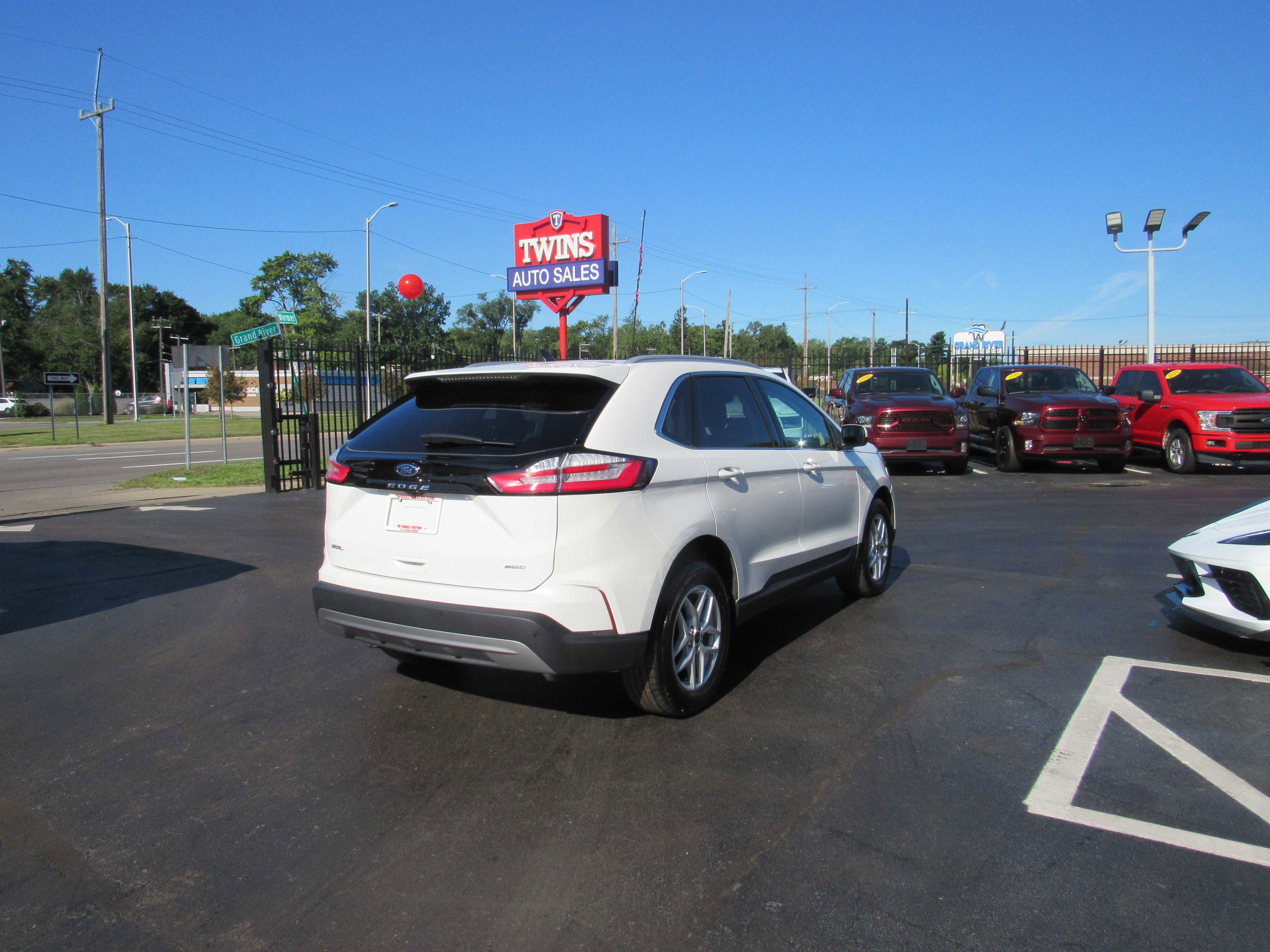 2024 Ford Edge SEL Image 3 of 21