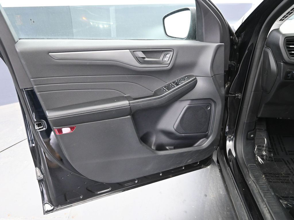 Vehicle image 40 of 48