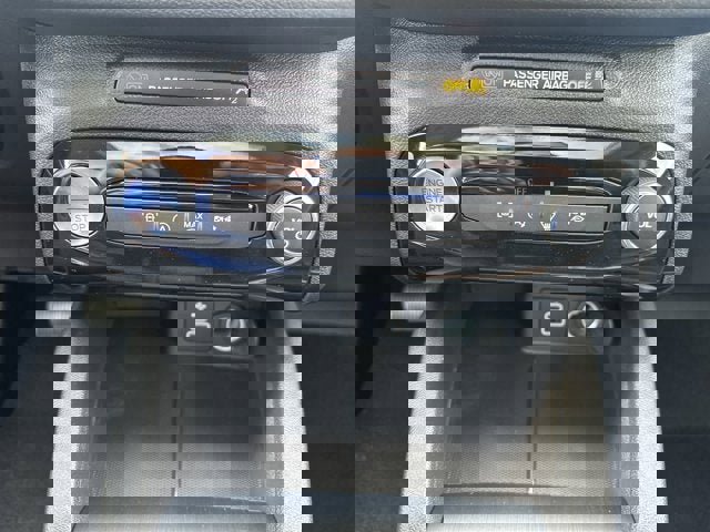 Vehicle image 27 of 28