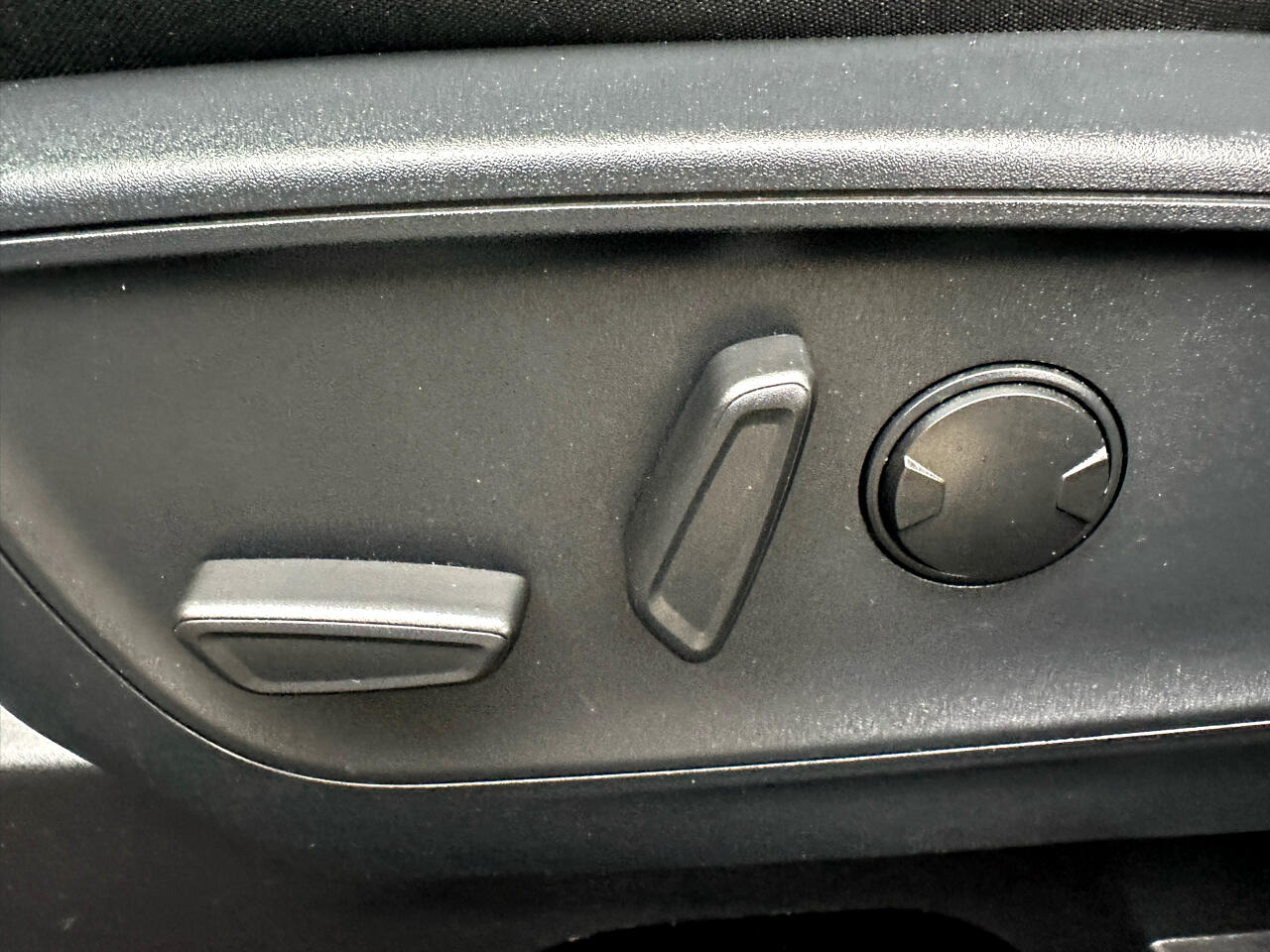 Vehicle image 40 of 48