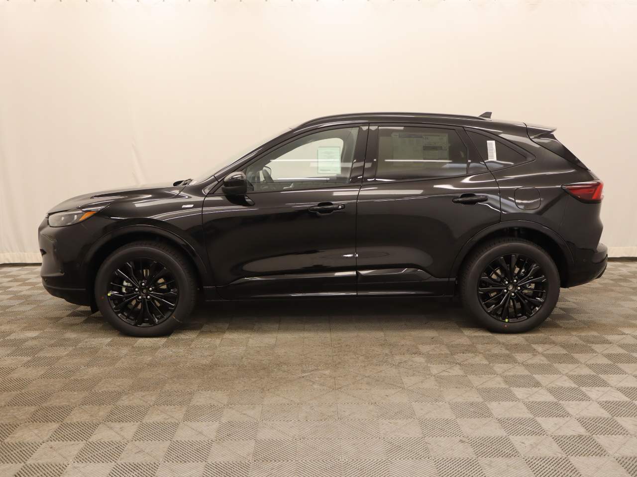 2024 Ford Escape ST-Line Elite Image 2 of 18