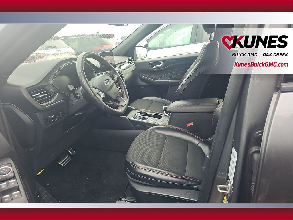 2024 Ford Escape ST-Line Image 19 of 25