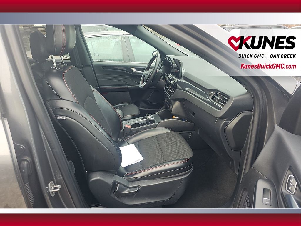 2024 Ford Escape ST-Line Image 18 of 25