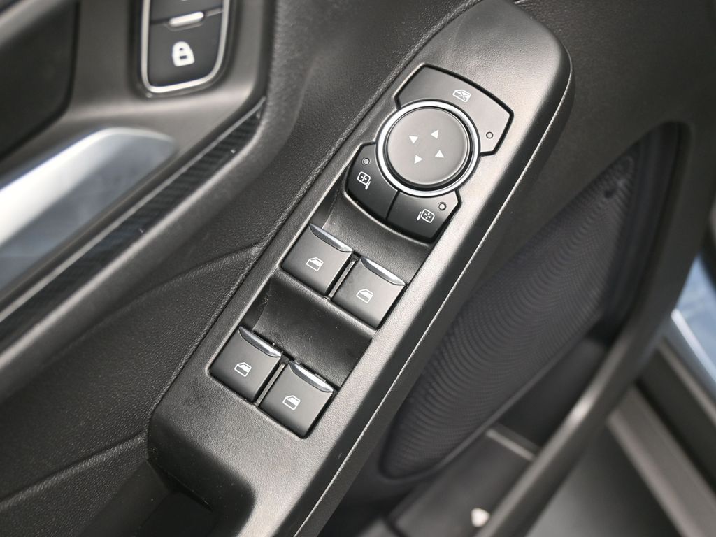 Vehicle image 33 of 38