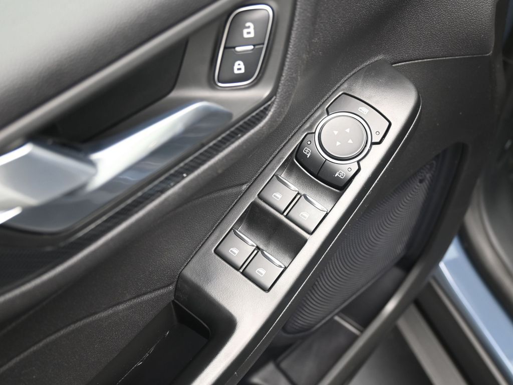 Vehicle image 33 of 38