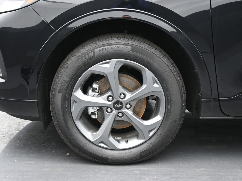 Vehicle image 16 of 40