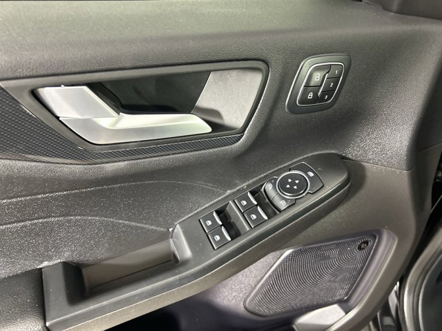 Vehicle image 17 of 33