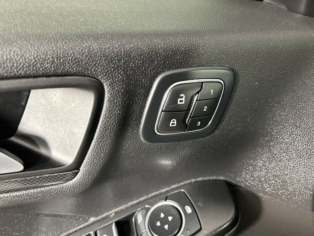 Vehicle image 18 of 33