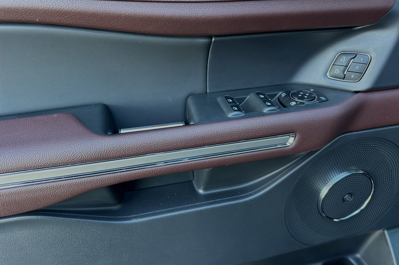 Vehicle image 7 of 28