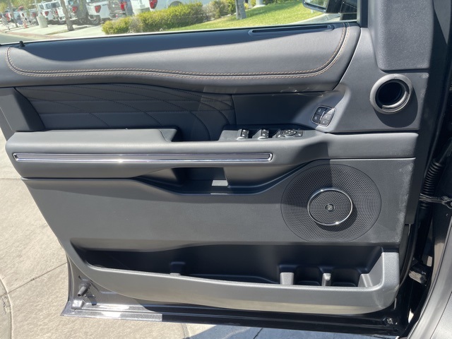 Vehicle image 15 of 28