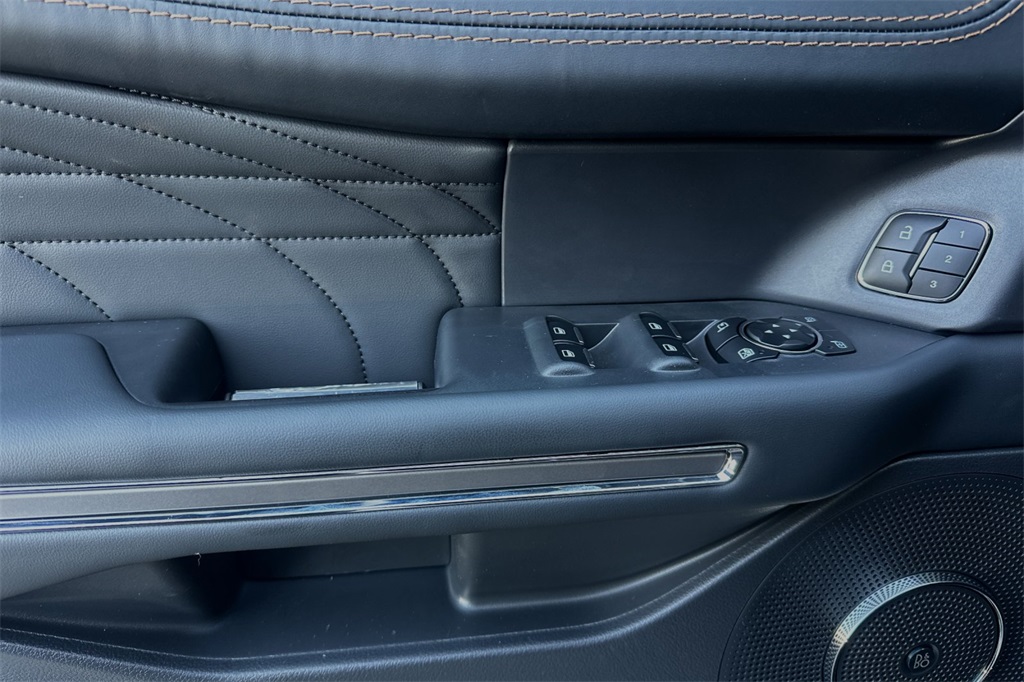 Vehicle image 11 of 30