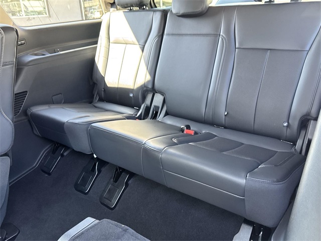 Vehicle image 17 of 35