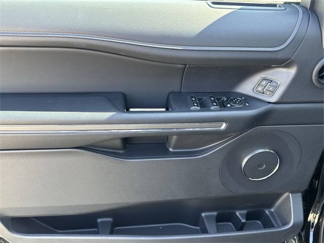 Vehicle image 30 of 35