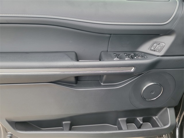 Vehicle image 8 of 29