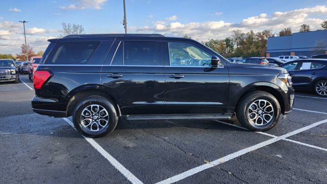 2024 Ford Expedition XLT Image 4 of 36