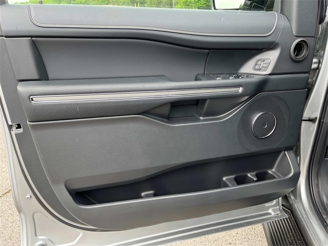 Vehicle image 22 of 35