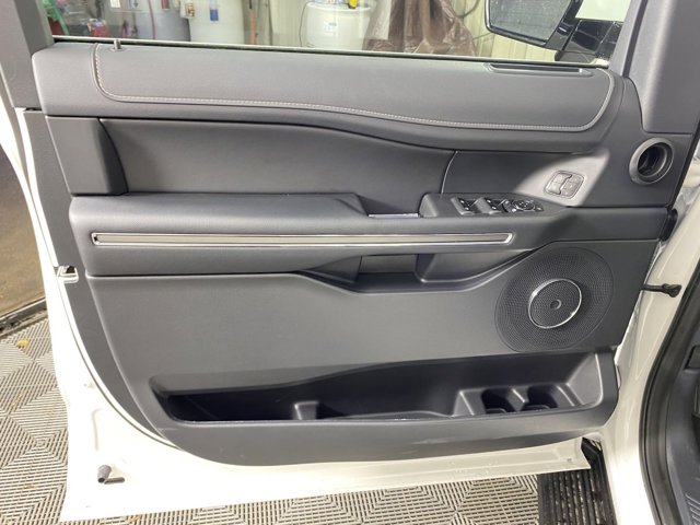 Vehicle image 17 of 20