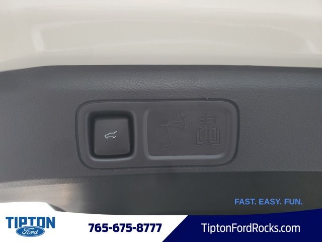 Vehicle image 19 of 42
