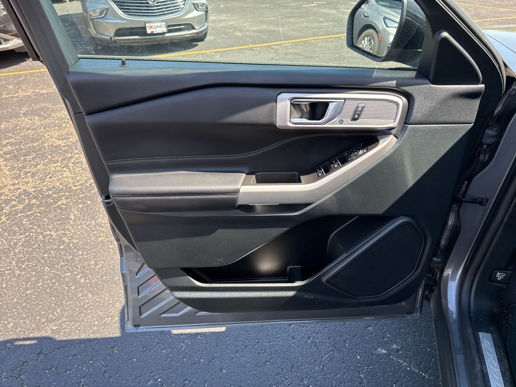 Vehicle image 33 of 49