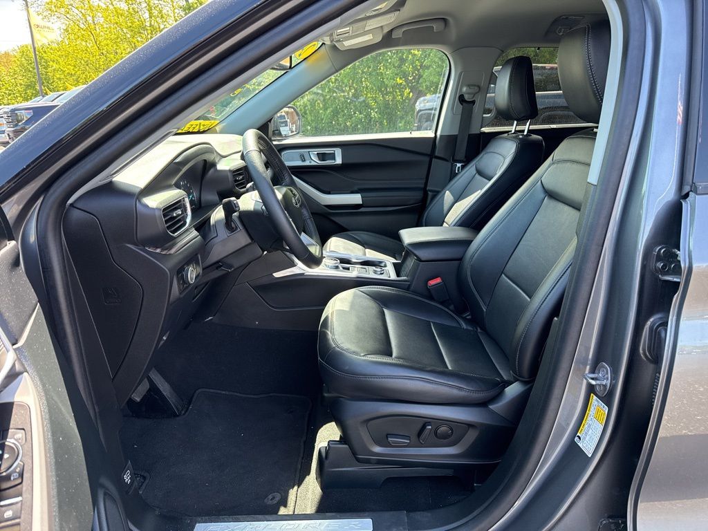 Vehicle image 16 of 49
