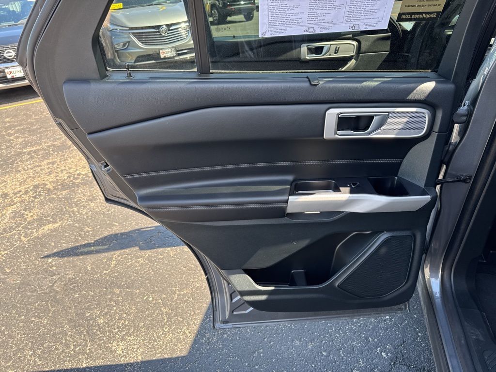 Vehicle image 34 of 49