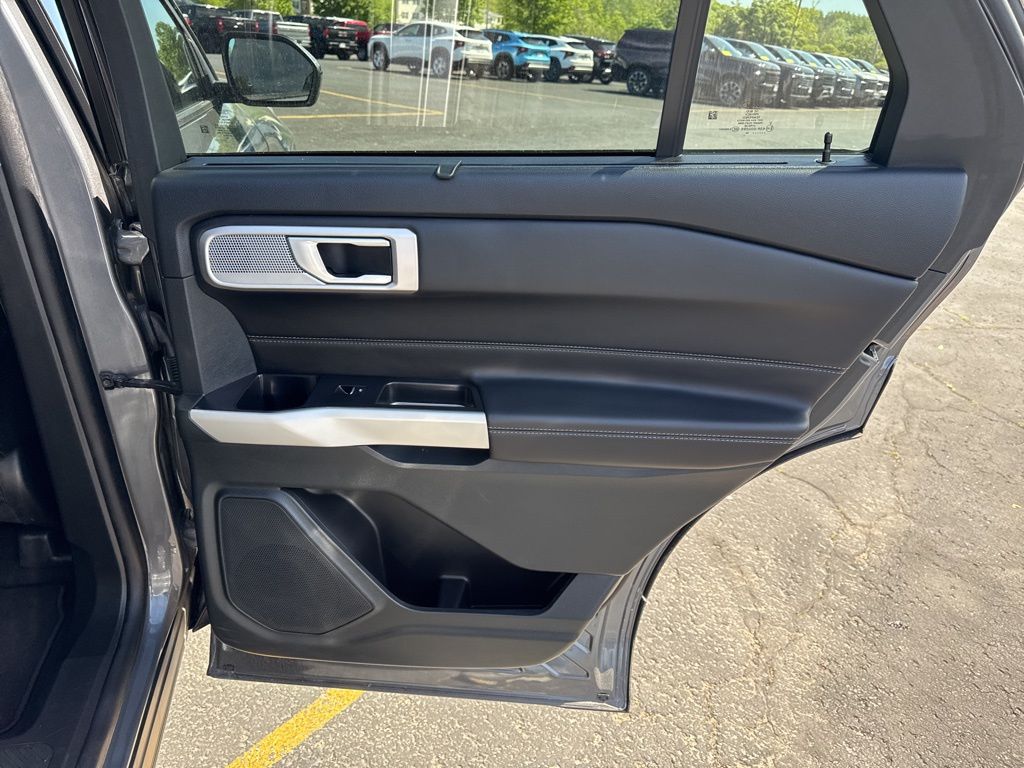 Vehicle image 35 of 49