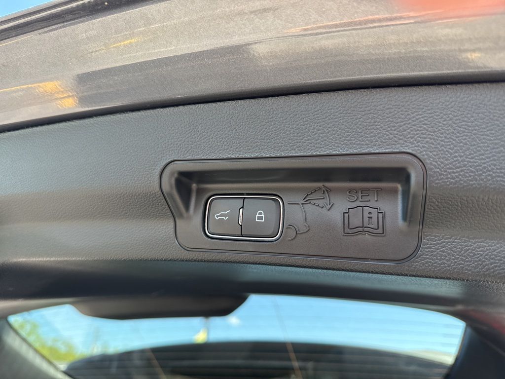 Vehicle image 47 of 49