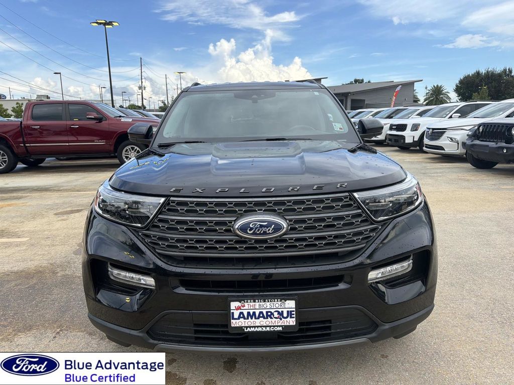 2024 Ford Explorer XLT Image 2 of 27
