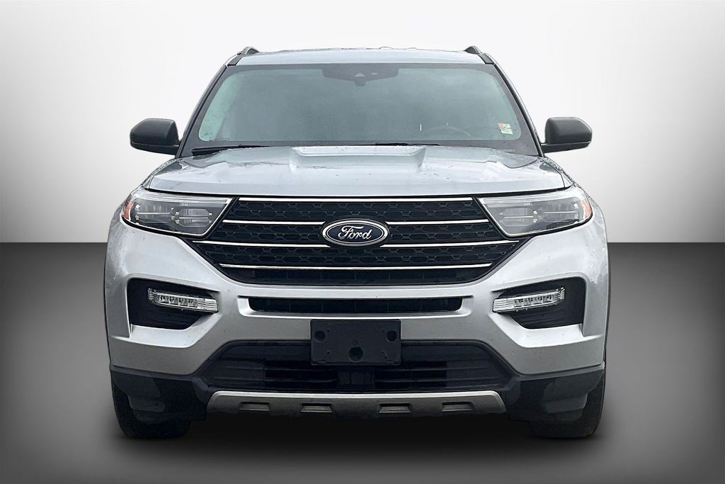 2024 Ford Explorer XLT Image 2 of 35