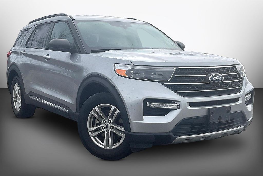 2024 Ford Explorer XLT Image 3 of 35