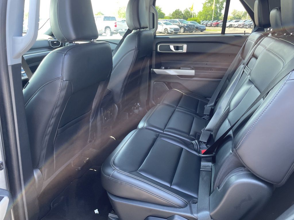 Vehicle image 13 of 26