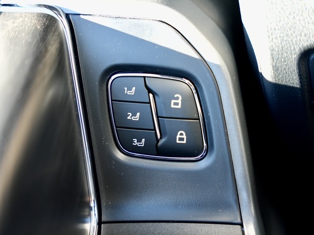 Vehicle image 32 of 45
