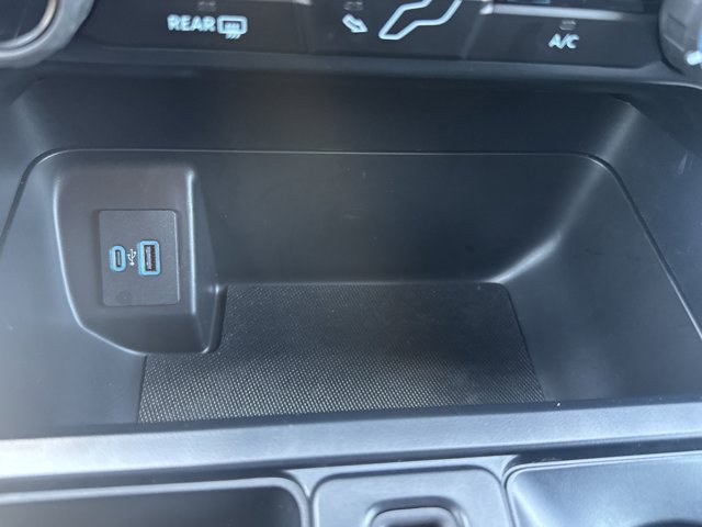 Vehicle image 25 of 34