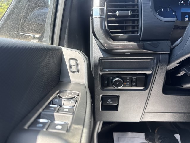 Vehicle image 27 of 34