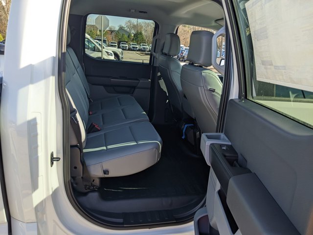 Vehicle image 35 of 40