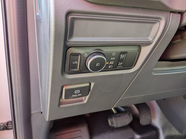 Vehicle image 18 of 40