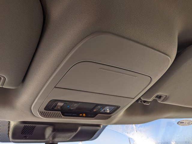 Vehicle image 27 of 40